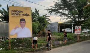 Pemasangan baliho bergambar bakal calon Wali Kota Palopo, Rahmat Masri Bandaso (RMB). (ist)