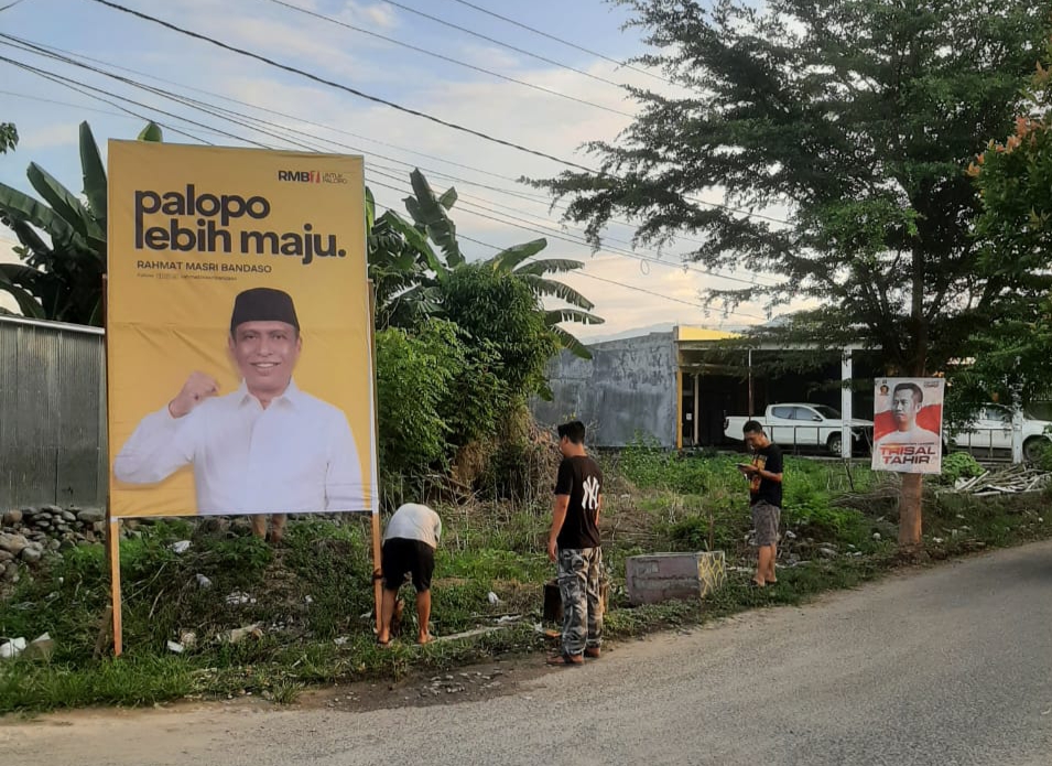 Pemasangan baliho bergambar bakal calon Wali Kota Palopo, Rahmat Masri Bandaso (RMB). (ist)