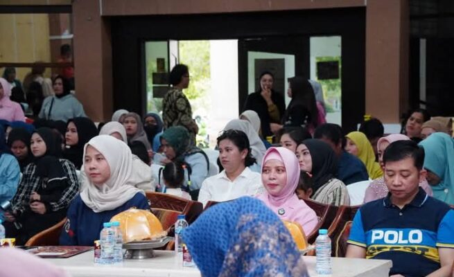 Kepala Dinas Pendidikan Kota Palopo, Asnita Darwis (kiri) membuka kegiatan Grand Final Pemilihan Putri Kartini Kota Palopo 2025. (ist)