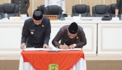 Pj Wali Kota Palopo, Firmanza DP dan Ketua DPRD Darwis menandatangani Keputusan Bersama DPRD dan Wali Kota Palopo terkait persetujuan terhadap Ranperda Pertanggungjawaban Pelaksanaan APBD Tahun Anggaran 2024, Rabu (9/7/2025). (ist)