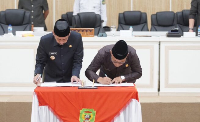 Pj Wali Kota Palopo, Firmanza DP dan Ketua DPRD Darwis menandatangani Keputusan Bersama DPRD dan Wali Kota Palopo terkait persetujuan terhadap Ranperda Pertanggungjawaban Pelaksanaan APBD Tahun Anggaran 2024, Rabu (9/7/2025). (ist)