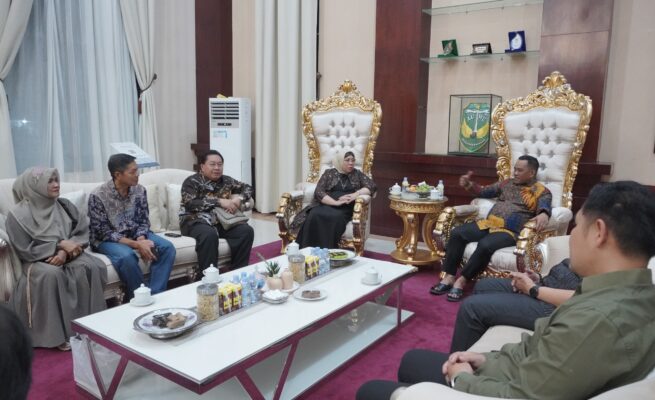 Bupati Luwu, H. Patahudding, bersama Ketua TP-PKK Hj. Kurniah Patahudding menerima kunjungan kekeluargaan Duta Besar RI untuk Kuwait, Lena Maryana Mukti bersama rombongan di Rumah Jabatan Bupati Luwu, Kelurahan Pammanu, Kecamatan Belopa Utara, Rabu malam, 10 September 2025. (ist)