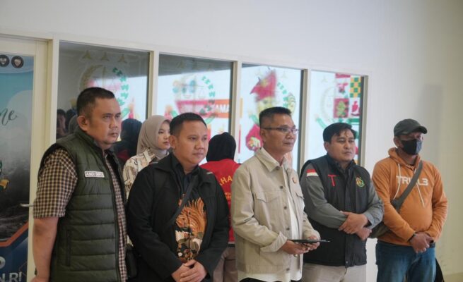 Tim Tangkap Buronan (Tabur) Kejati Sulsel bersama jajaran di Kejati Sulsel, Makassar, usai menangkap terpidana kasus narkotika yang ditangkap di Berau, Kalimantan Timur, Rabu (19/11/2025). (ist)