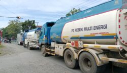Armada transportasi milik PT Reski Multi Energi terjebak kemacetan saat aksi pemblokiran Jalur Trans Sulawesi di wilayah Luwu Raya, sementara aktivitas kendaraan tetap berlangsung tanpa pemeriksaan dokumen pengangkutan oleh apparat. (ist)