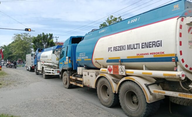 Armada transportasi milik PT Reski Multi Energi terjebak kemacetan saat aksi pemblokiran Jalur Trans Sulawesi di wilayah Luwu Raya, sementara aktivitas kendaraan tetap berlangsung tanpa pemeriksaan dokumen pengangkutan oleh apparat. (ist)
