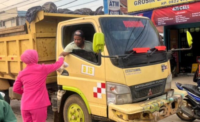 Sebanyak 400 takjil dibagikan ke masyarakat yang melintas jelang waktu berbuka puasa. (ist)