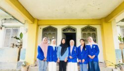 Mahasiswa PGSD Universitas Samudra Angkatan 2025 Unit 05 melakukan observasi dan wawancara di Istana Benua Raja, Aceh Tamiang, untuk menelusuri sejarah kerajaan dan mengenalkan warisan budaya lokal sebagai sumber pembelajaran. (ist)